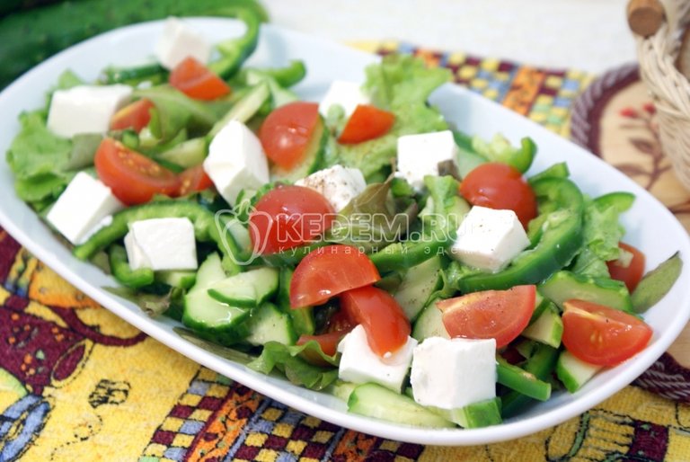 salat-s-syrom-feta-i-ovoshchami.jpg