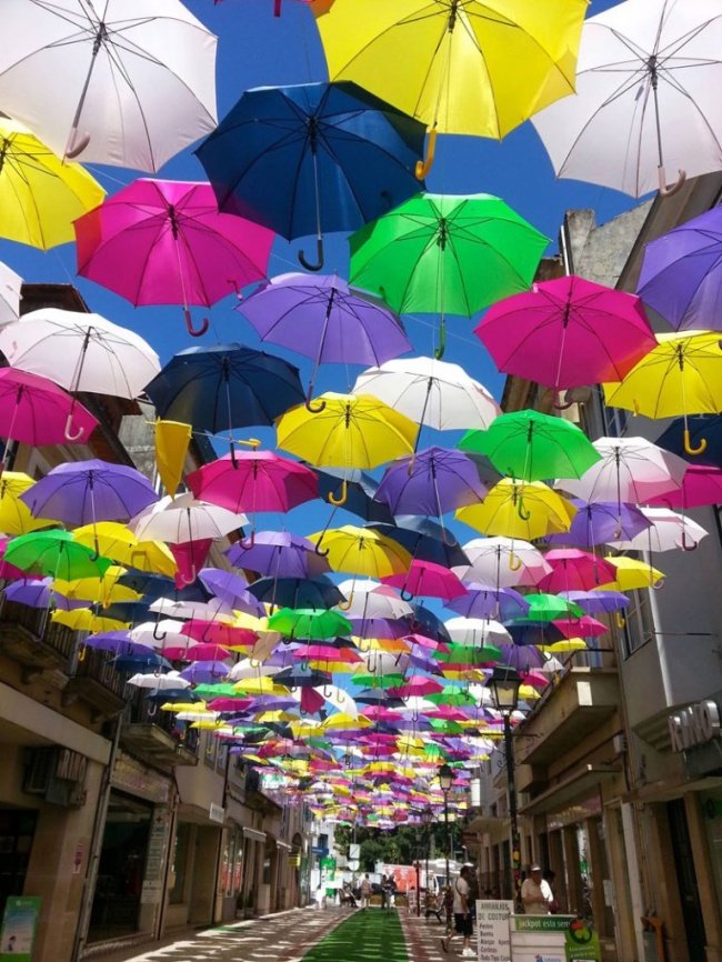 7566060-umbrella-sky-project-2014-agueda-portugal-650-f75fddb4de-1484578493.jpg