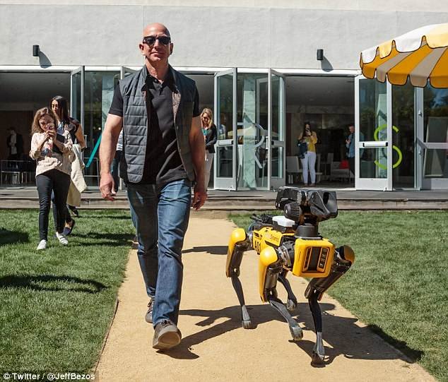 4A5DF9D700000578-5522081-Amazon_CEO_Jeff_Bezos_has_taken_a_creepy_robotic_dog_for_a_walk_-m-3_1521543633256.jpg