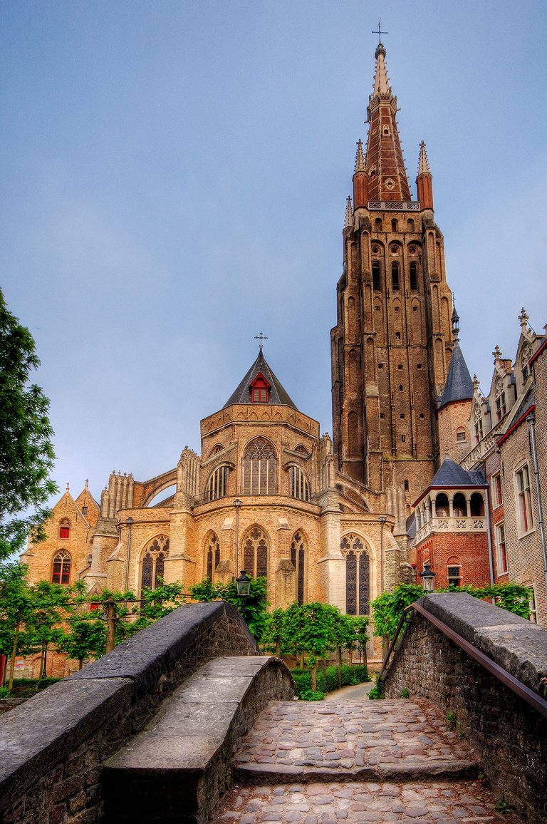 1700px-Church_Of_Our_Lady_Bruges.jpg