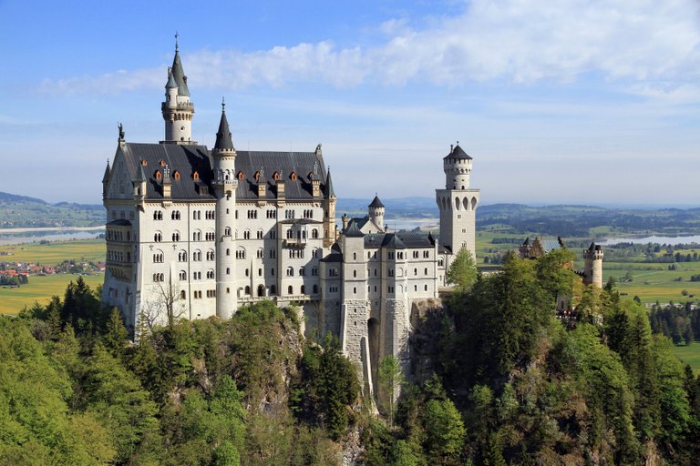 Neuschwanstein_Castle_from_Marienbrücke,_2011_May.jpg