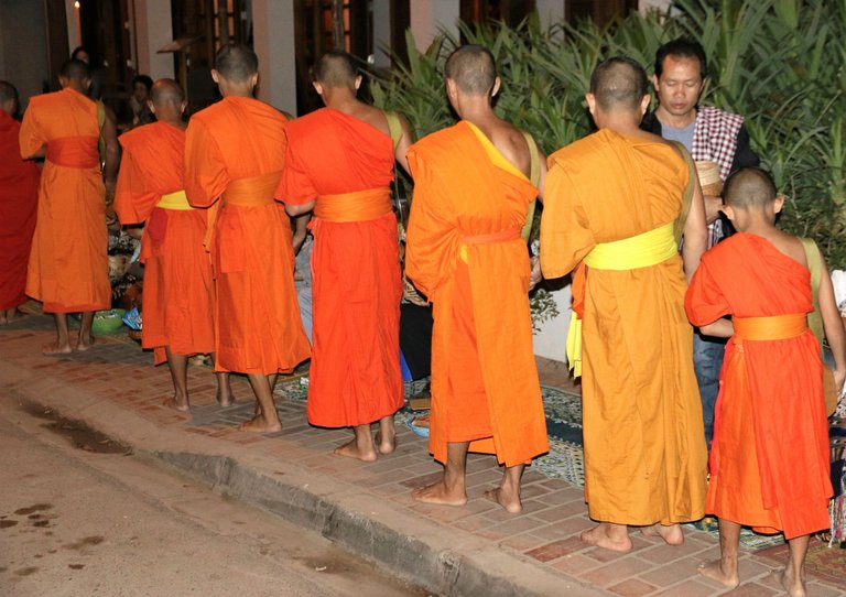 7-monks-alm-giving-Luang-Prabang.jpg