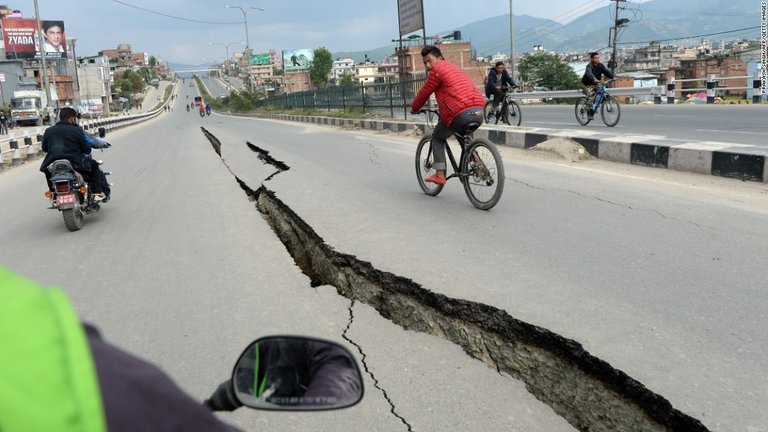 150427002506-nepal-quake-road-cracked-super-169.jpg