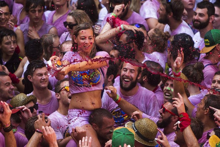 san fermin repartiendo vino elpais.com.jpg