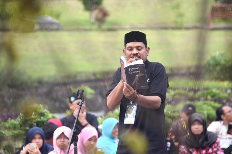 Mahdi Idris baca puisi.jpg