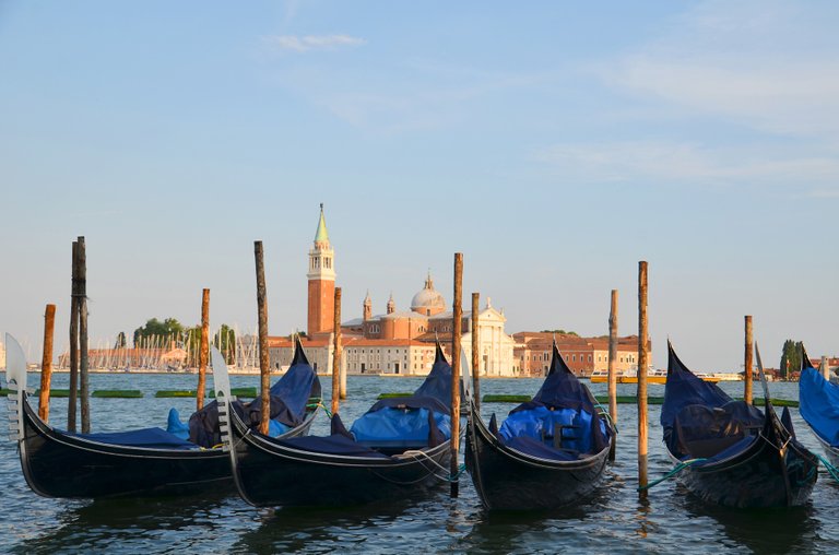 gondolas-2785565_1920.jpg