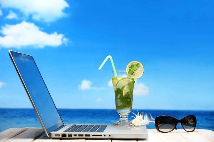 Laptop-cocktail-beach.jpg