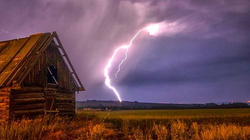 barn-lightning-thunderstorm.jpg