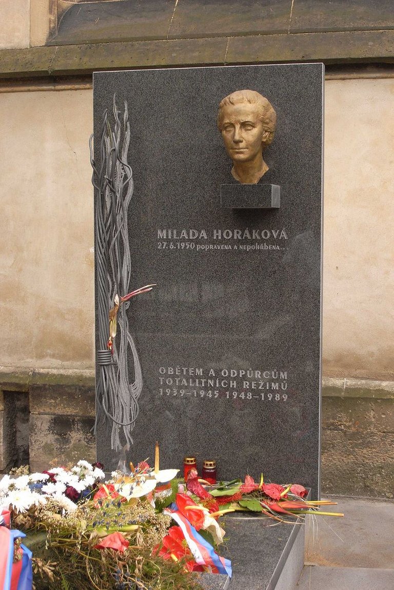 800px-Milada_horakova,_tombstone,_cz.jpg