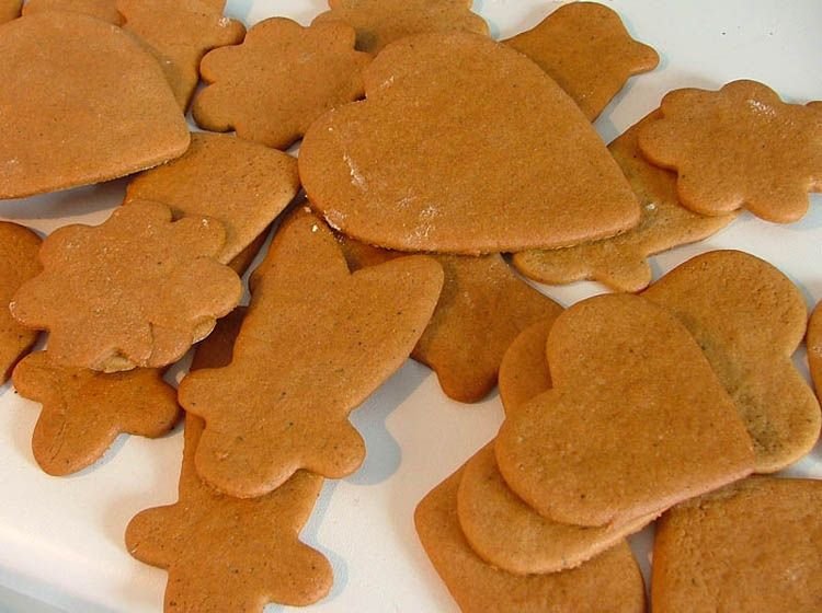 Freshly_baked_gingerbread_-_Christmas_2004.jpg