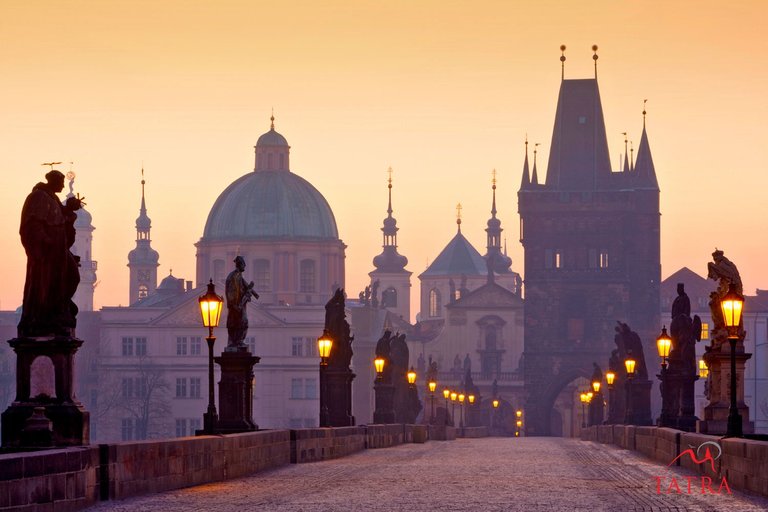 Charles-Bridge-Prague-Czech-Republic.jpg