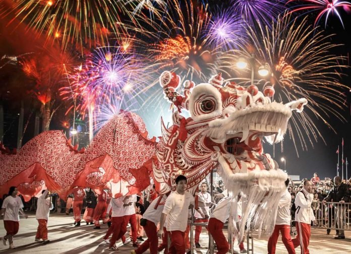 Foto-principal-para-articulo-sobre-el-año-nuevo-Chino-mostrando-la-danza-del-dragon-y-fuegos-artificiales-696x505.jpg