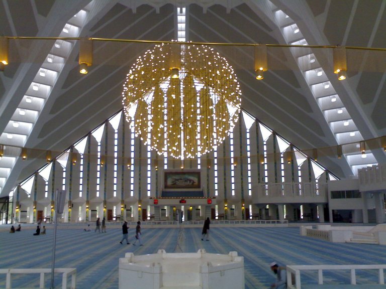 Faisal-Mosque-Inside.jpg