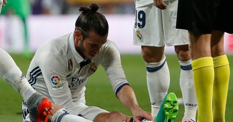 Real-Madrids-Gareth-Bale-down-injured.jpg