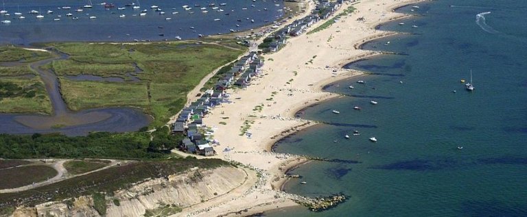 427A5D8200000578-4710278-Location_The_remote_sandbank_can_only_be_accessed_by_foot_novelt-a-22_1500462939213.jpg
