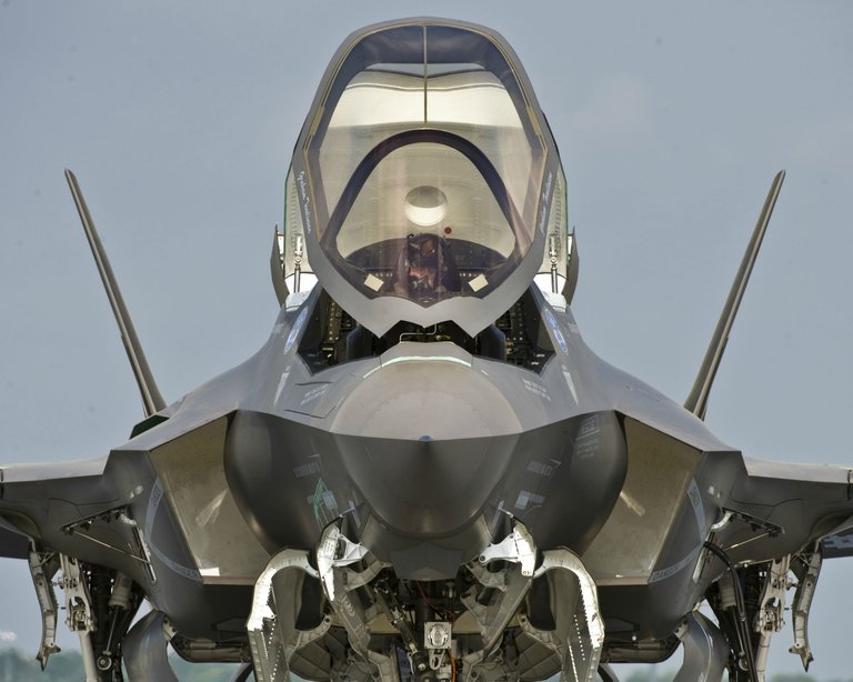 f-35-preps-for-takeoff.jpg