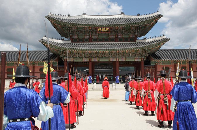 historical-seoul-tour-cheongwadae-sarangchae-and-gyeongbokgung-palace-in-seoul-122717.jpg