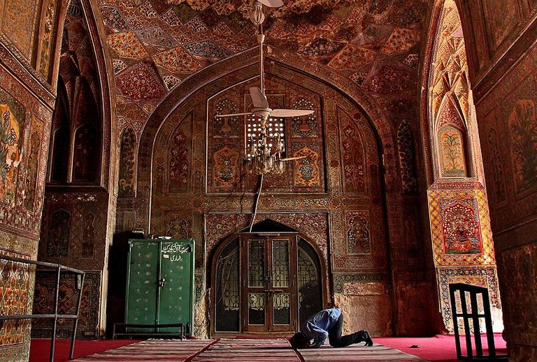 Wazir_Khan_Mosque_Interior_View.jpg