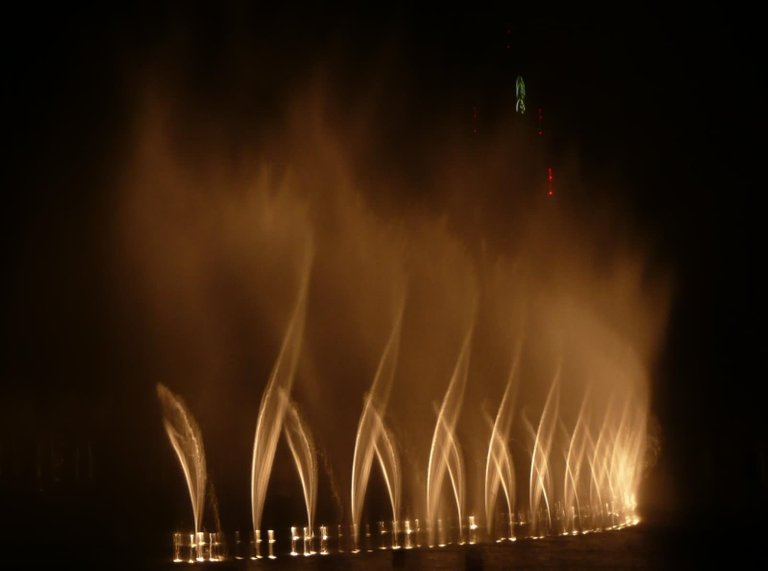 Dubai-Fountain-Performing-To-The-Song.jpg
