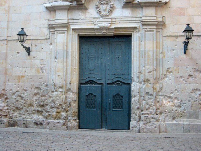 Bullet-scarred_wall_in_Barcelona.jpg