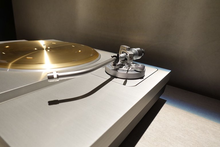 Technics-SL-1000R-magnesium-tonearm.jpg