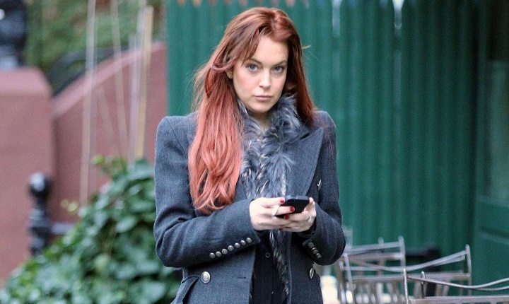 lindsay-lohan-texting-while-walking-1106-7-1513497910750.jpg