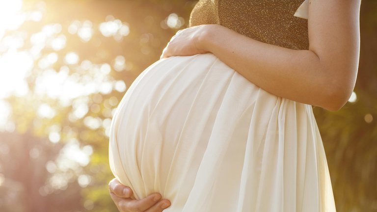 mujer-embarazada-tocando-su-panza.jpg