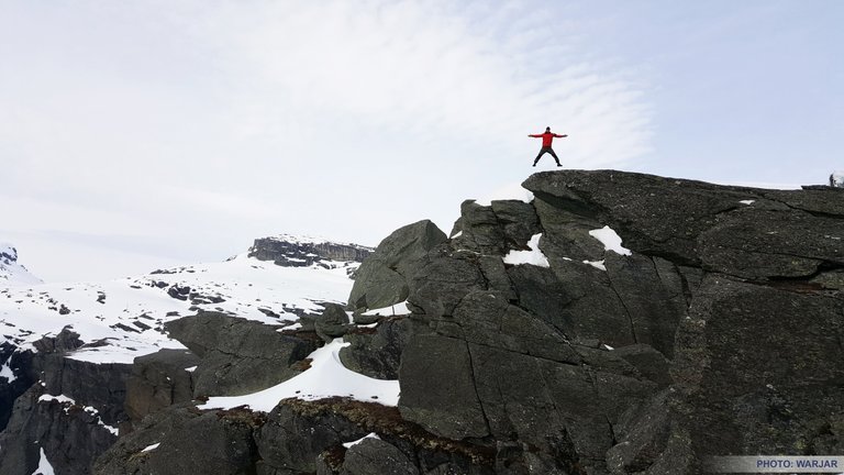 2 Trolltunga.jpg