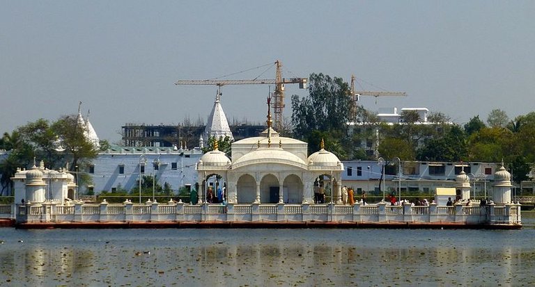 Pawapuri_-_001_Temple_marking_Mahavira's_Passing_(9243092471).jpg