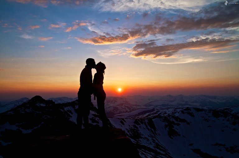 silhouette-du-couple,-coucher-de-soleil-sur-les-montagnes,-baiser-217316.jpg