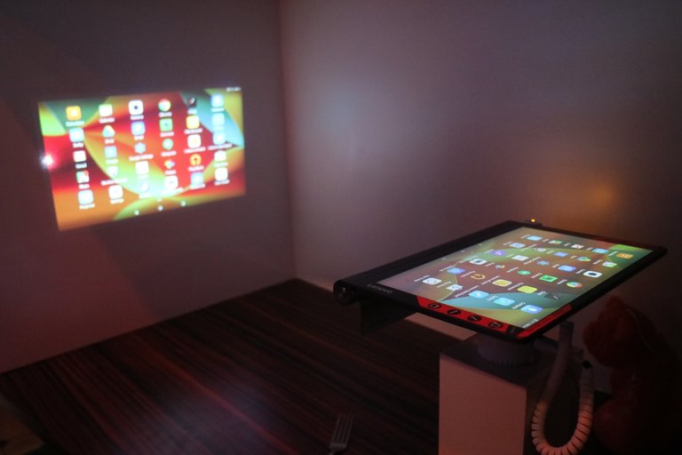 Yoga-Tab-3-Projector.jpg