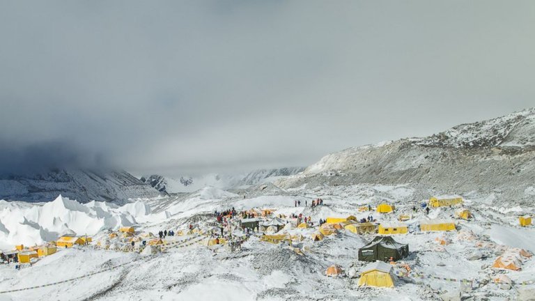 HT_mt_everest_earthquake_2_jt_150426_16x9_992.jpg