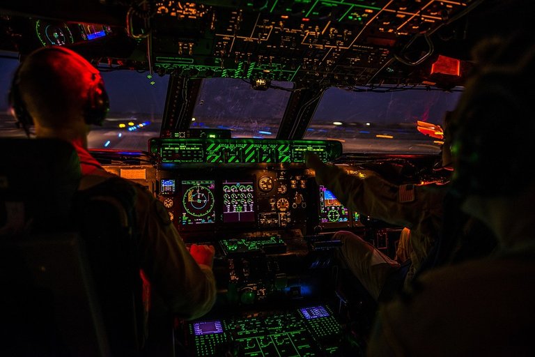 cockpit-1442715_960_720.jpg