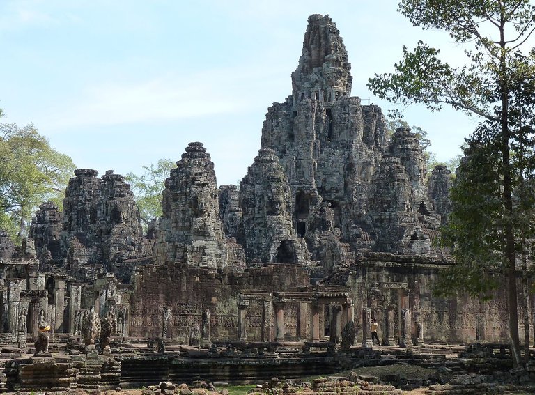 1280px-Bayon,_Angkor_(2).JPG