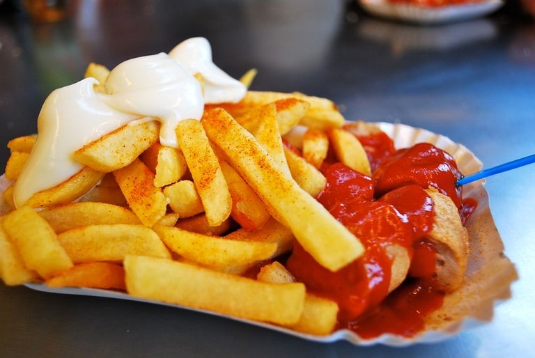 10-Of-The-Best-Street-Foods-Across-The-World-5.-Germany-Currywurst.jpg