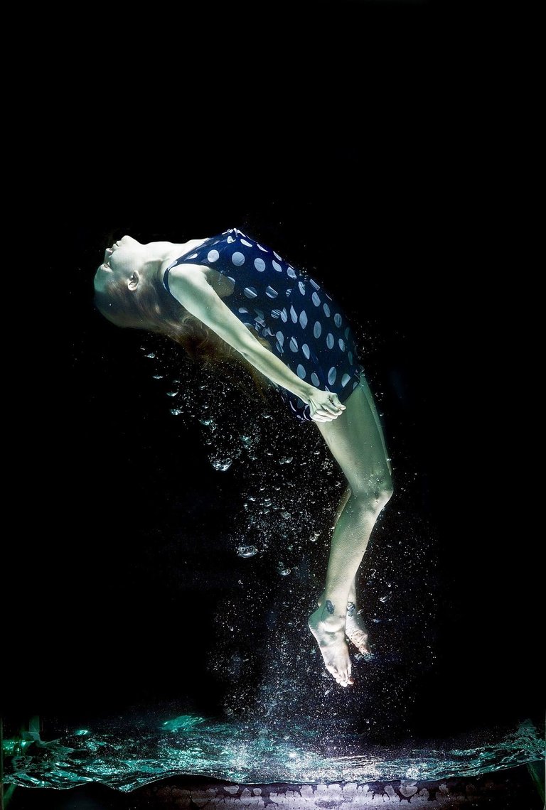 woman-underwater-polka-dots-freedomain.jpg