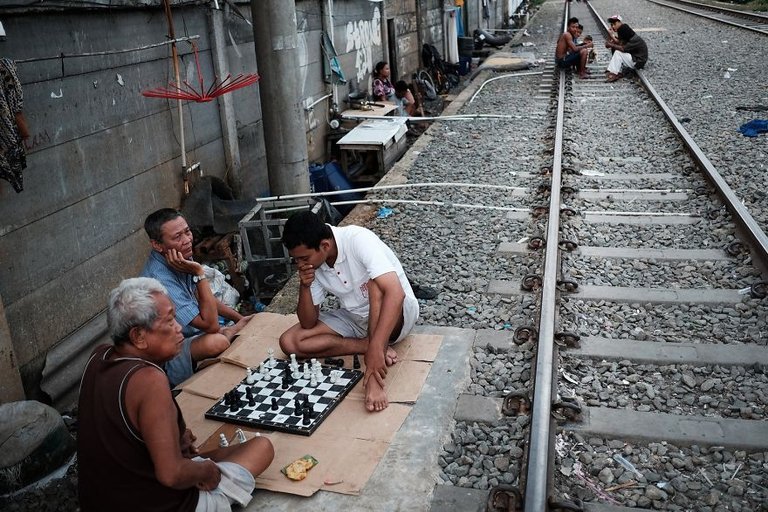 jakarta_slums_life_by_the_railway_vytautas_jankulskas_07.jpg