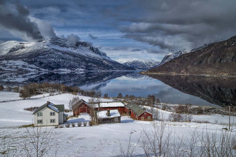 Tyin-lake-(Valdres,-Norway).jpg