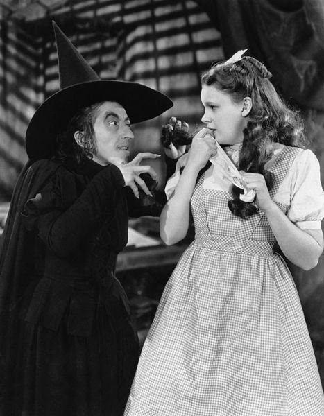 The_Wizard_of_Oz_Margaret_Hamilton_Judy_Garland_1939.jpg