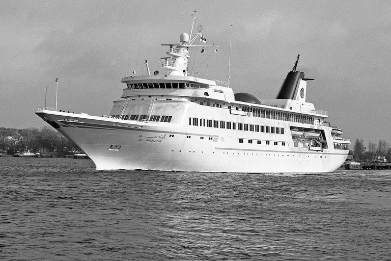 'Al-Mansur'_-_1982 superyacht.jpg