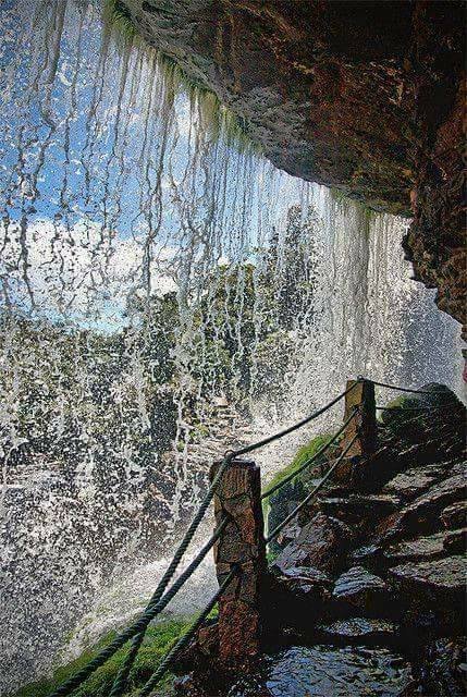 Detrás de la cascada, Parque Nacional Canaima. Venezuela..jpg