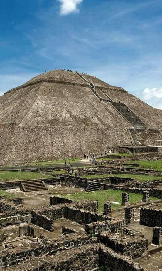 La pirámide del sol es la edificación más grande de Teotihuacan, México.jpg