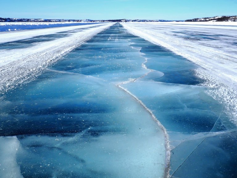 crossing-the-dettah-ice-road-yellowknife-low-res.jpg