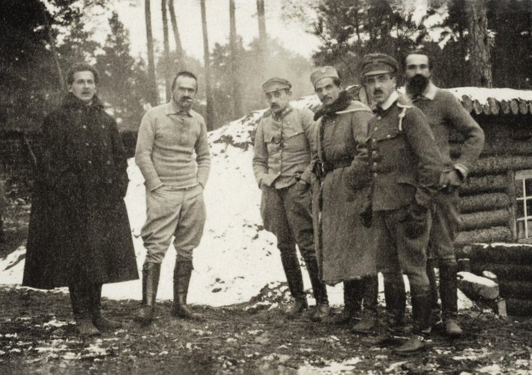 Józef-Piłsudski-i-oficerowie-I-Brygady-podczas-kampanii-na-Wołyniu-1916-r.-zbiory-Biblioteki-Narodowej-1024x723.jpg