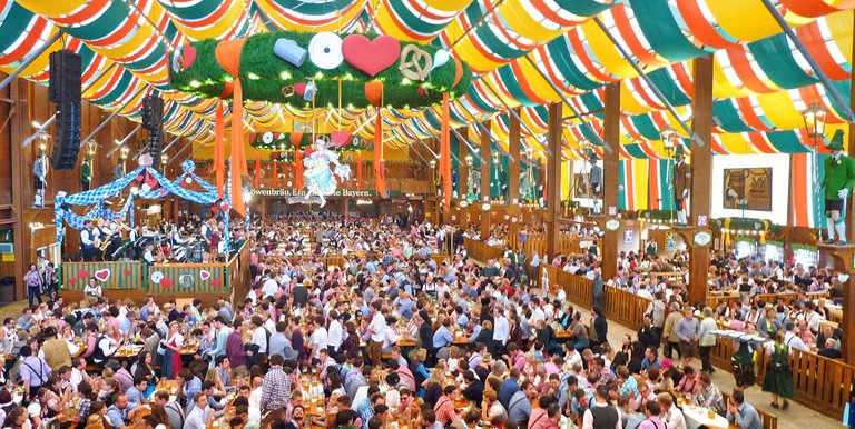 München_Schützen-Festzelt_Oktoberfest_2012_01.jpg