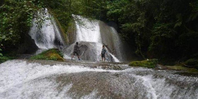 foto-menikmati-air-terjun-bidadari.jpg