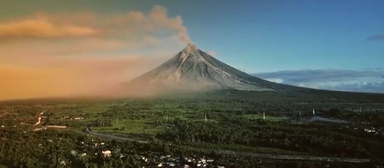 erupting mayon volcano.JPG