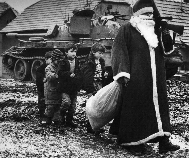 santa_klaus_vukovar_1992.jpg