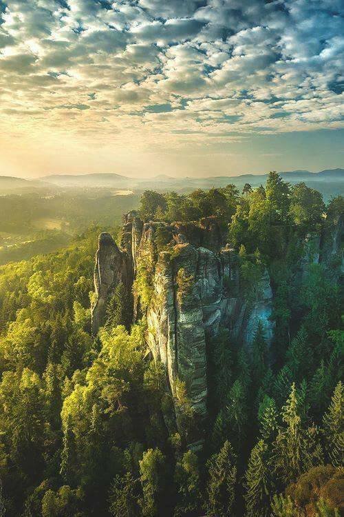 Mantañas de arenisca de Elba en Alemania.jpg