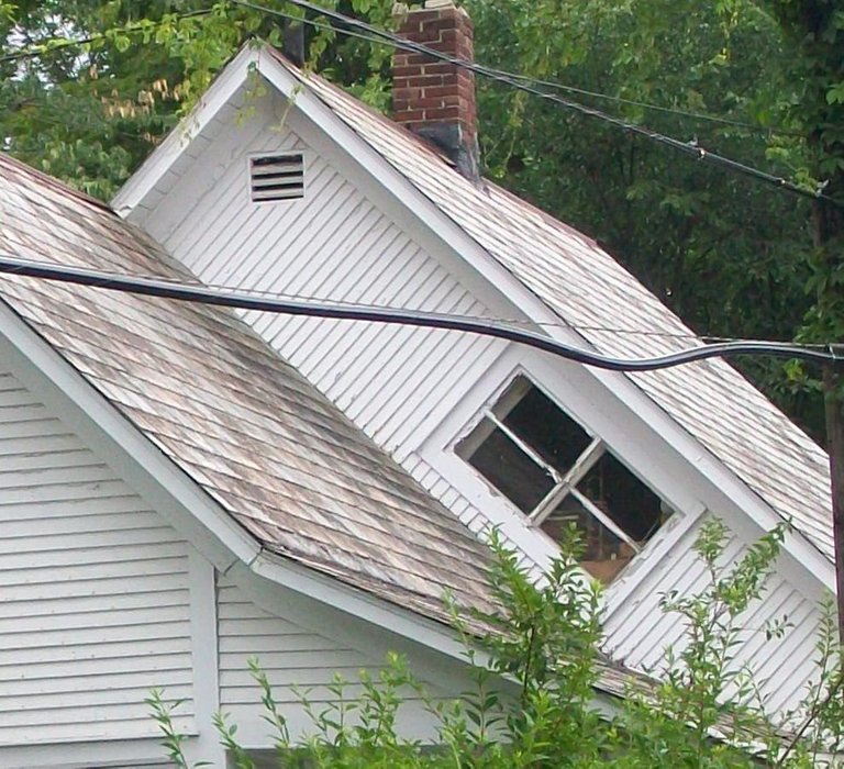 Coffin_window_diagonal_clapboards.jpg